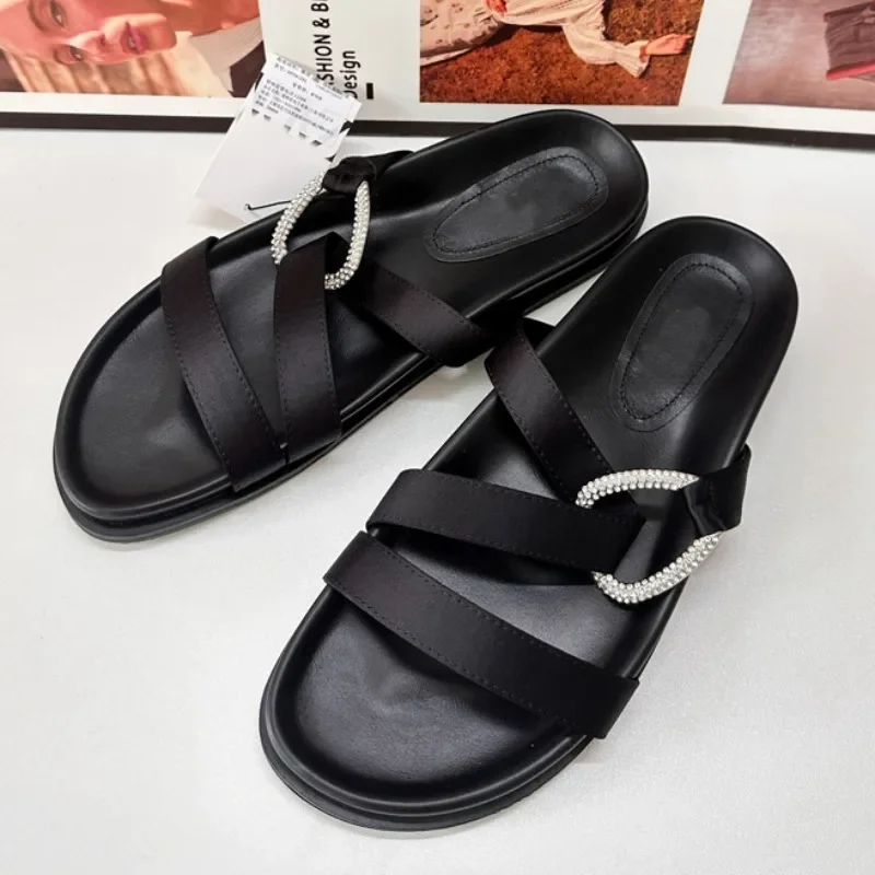 Женские шлепанцы с круглым носком черные пляжные на плоской платформе