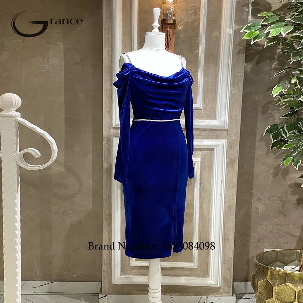 

Женское атласное платье на тонких бретельках, с бусинами