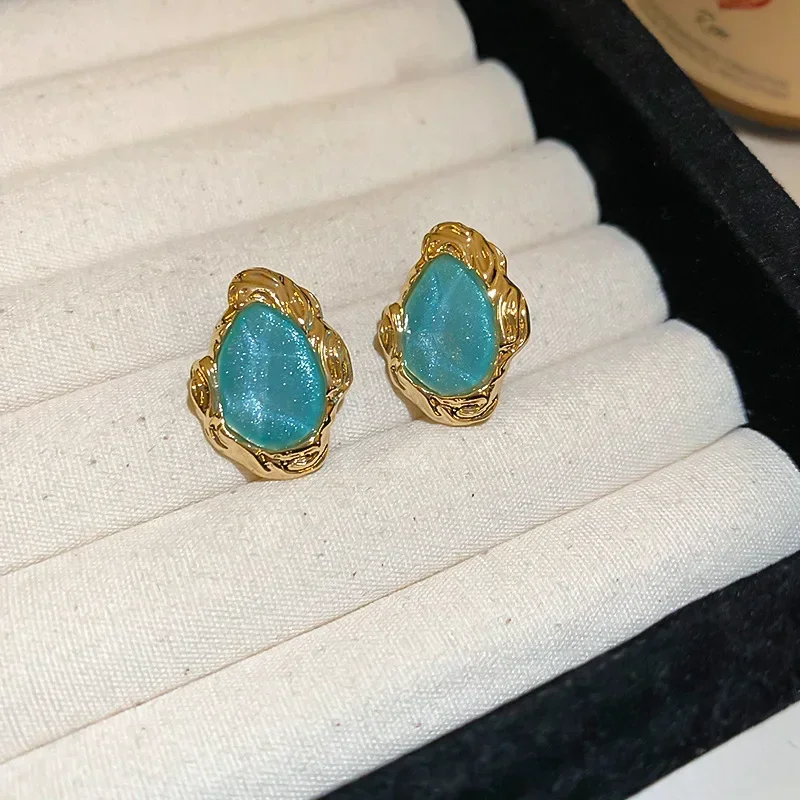 Женские серьги-гвоздики в винтажном стиле