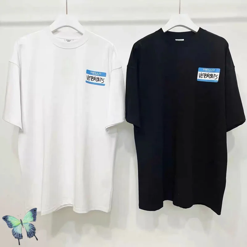 

Синяя футболка с надписью Здравствуйте меня зовут черно-белая