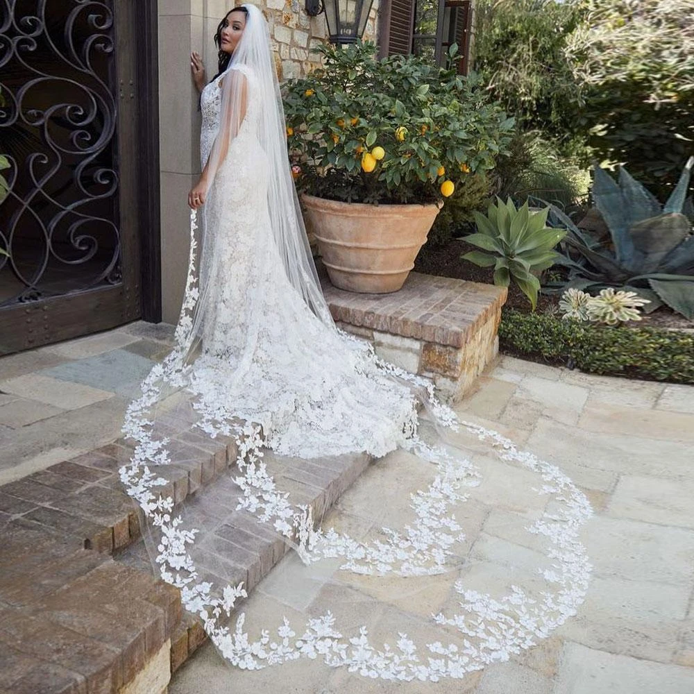 

Unique 3M Waved Cathedral Wedding Veils Lace Appliqued Edge Soft Tulle One Layer Long Bridal Veil With Comb