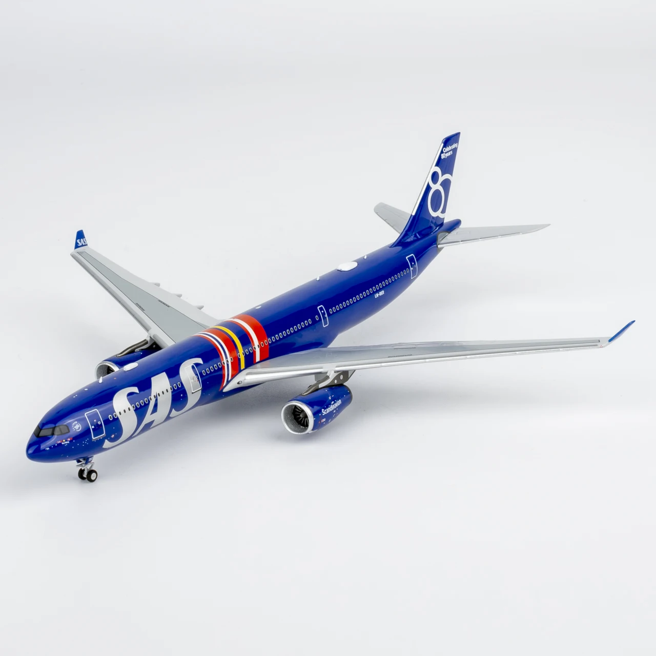 Фото Коллекционная модель самолета NG Models 1:400 SAS Scandinavian Airlines Airbus A330-300 из сплава, литая под давлением, LN-RKR, 62088 №3