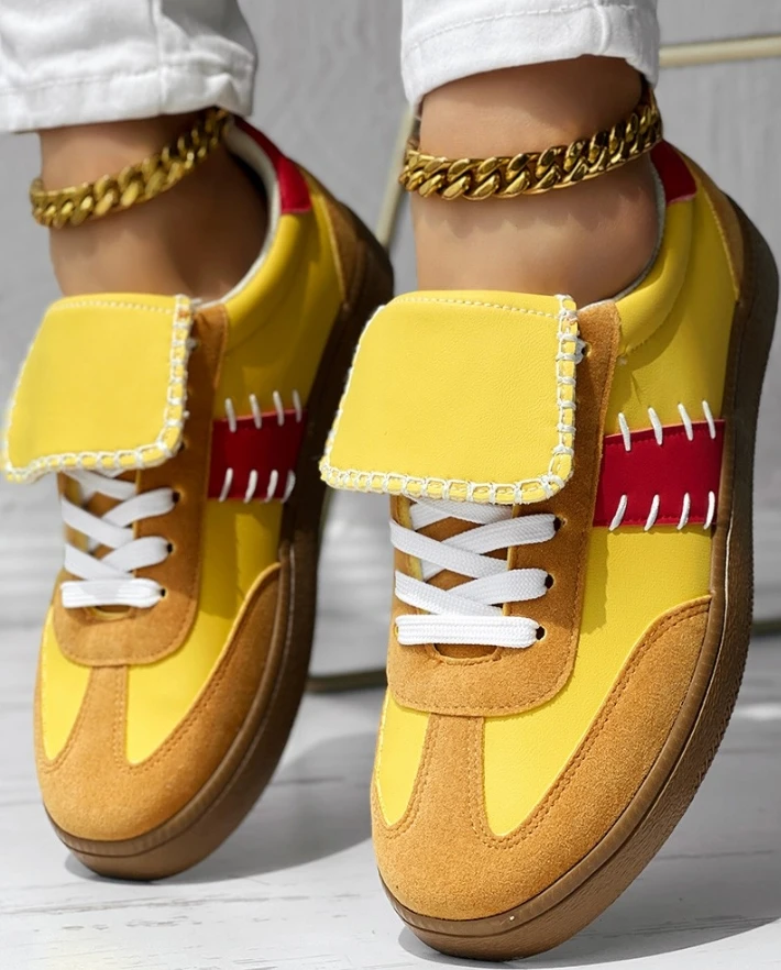 Повседневные кроссовки с цветными блоками и круглым носком на шнуровке женская