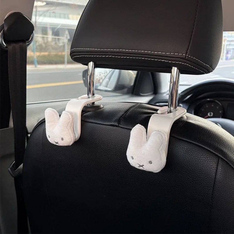 Фото Креативный автомобильный крючок Miffy с принтом мультяшного кролика, многофункциональный, стильный, для заднего сиденья, модное украшение интерьера автомобиля. №5