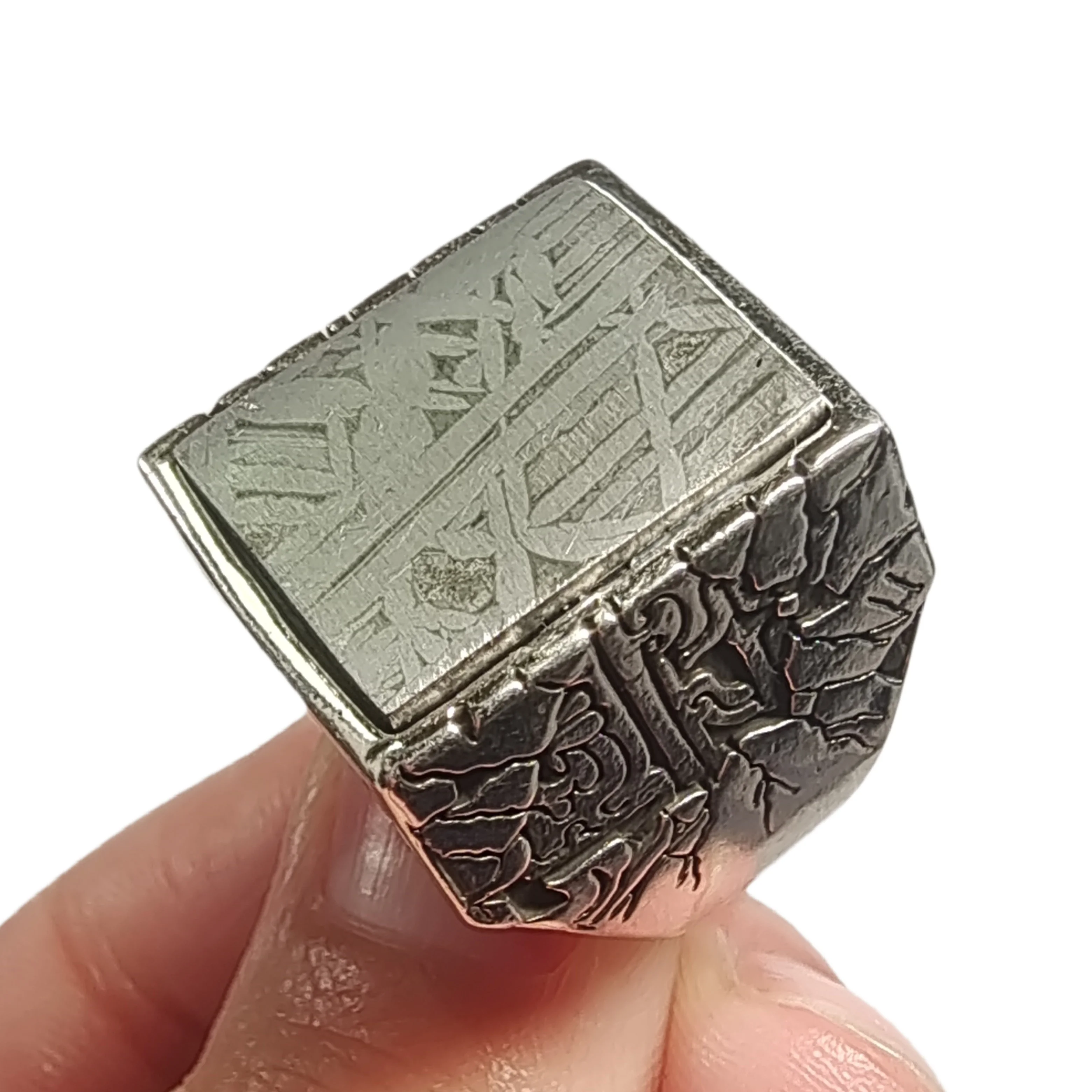 

Серебряное кольцо из метеорита Muonionalusta