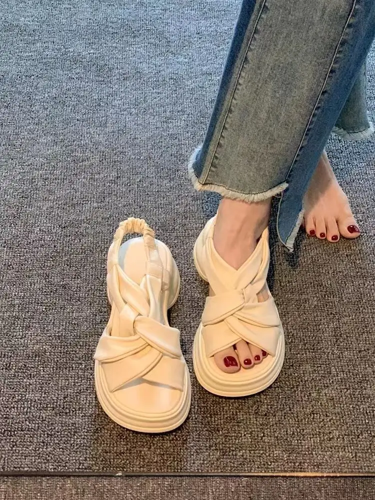 New thick soled sandals for women in summer 2023 High level sense Versatile beach Caligae thick soled simple