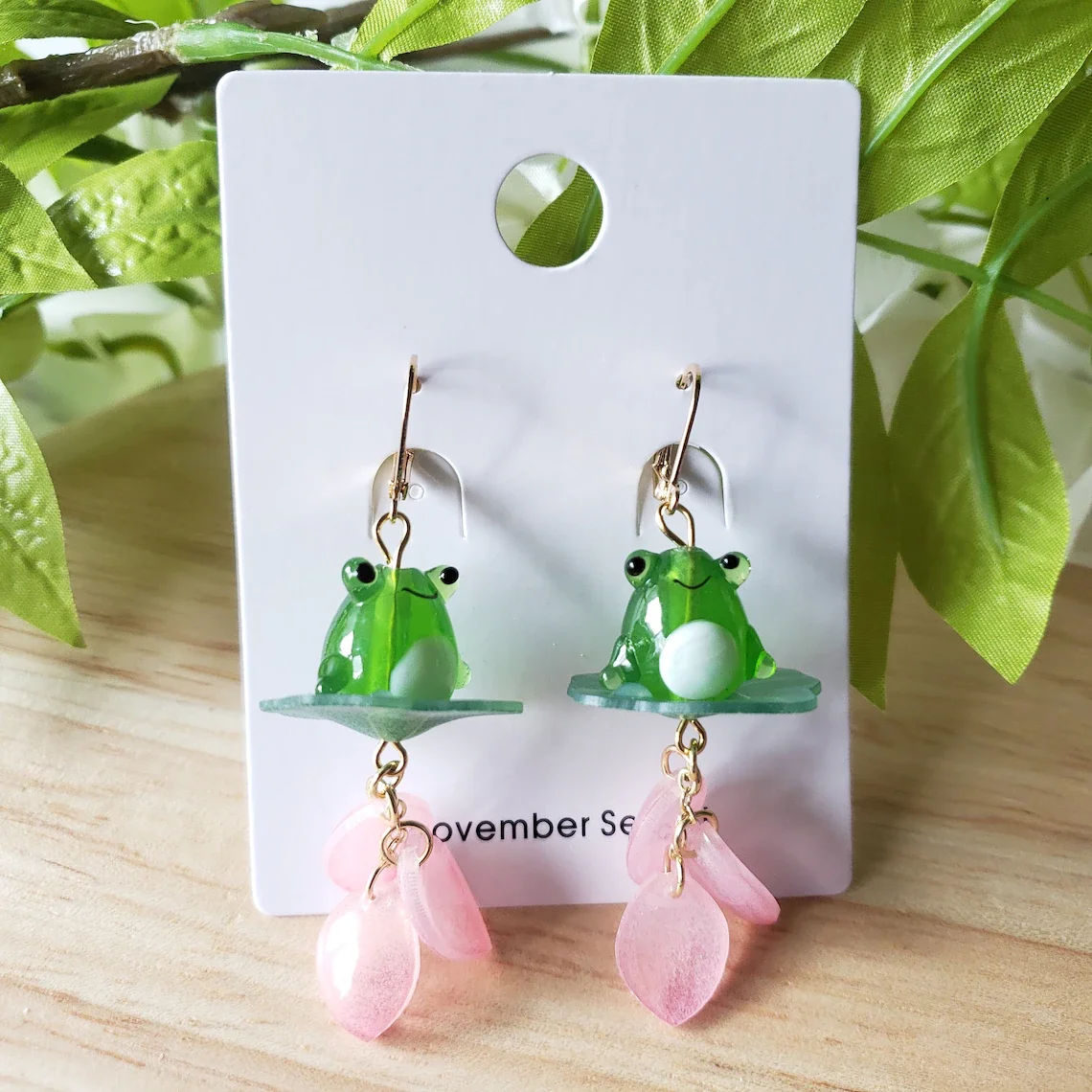 Серьги-капельки из стекла &quotЛягушка на лилии&quot