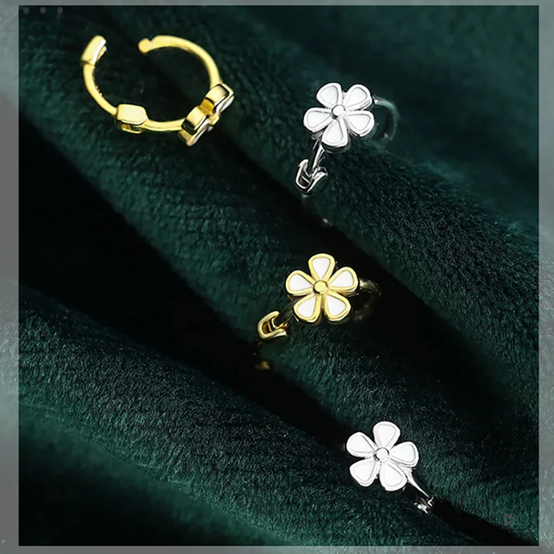 

Серьги-кольца женские с эмалью и цветами, серебристого цвета