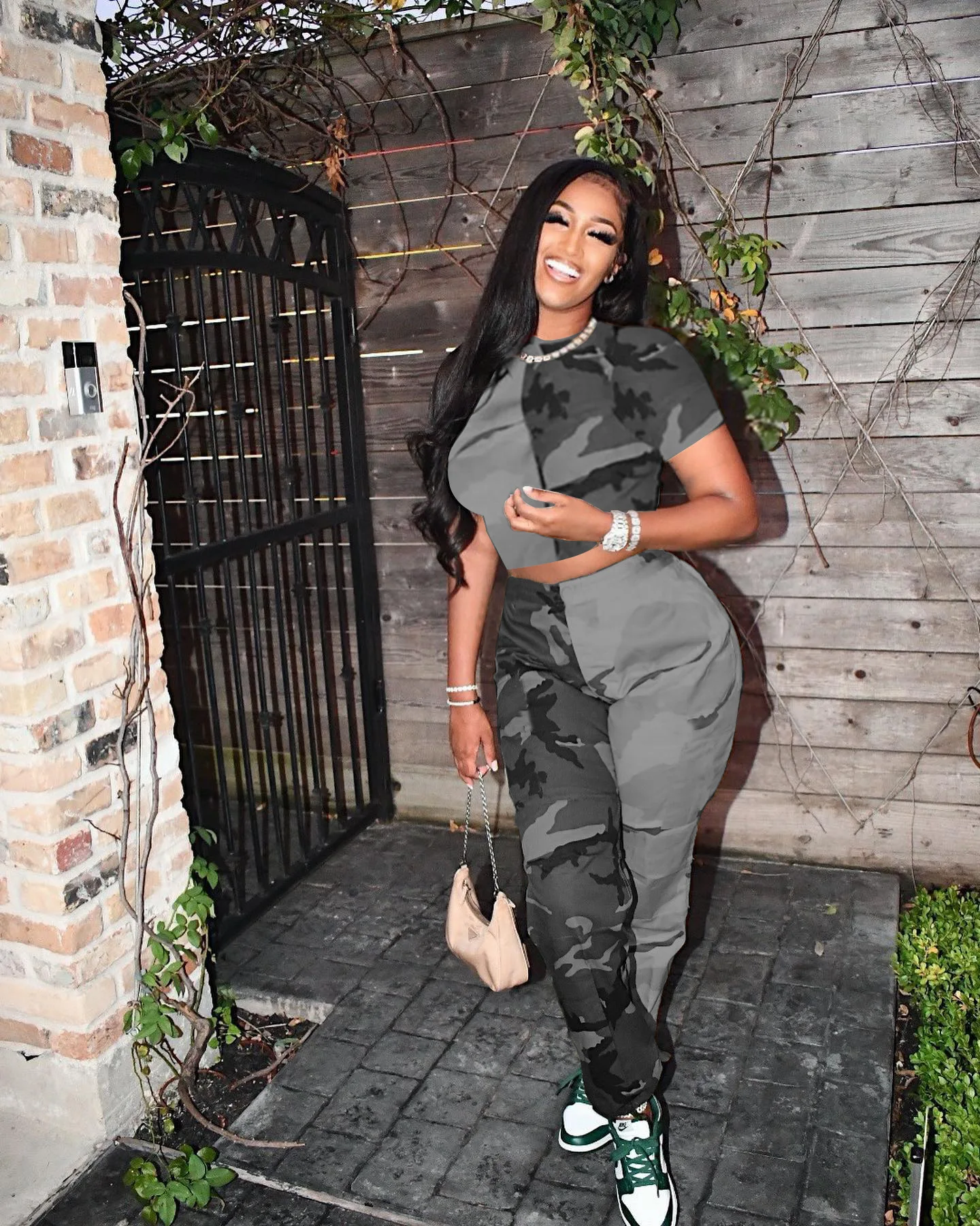 Женский комплект из двух предметов укороченные брюки с камуфляжным принтом