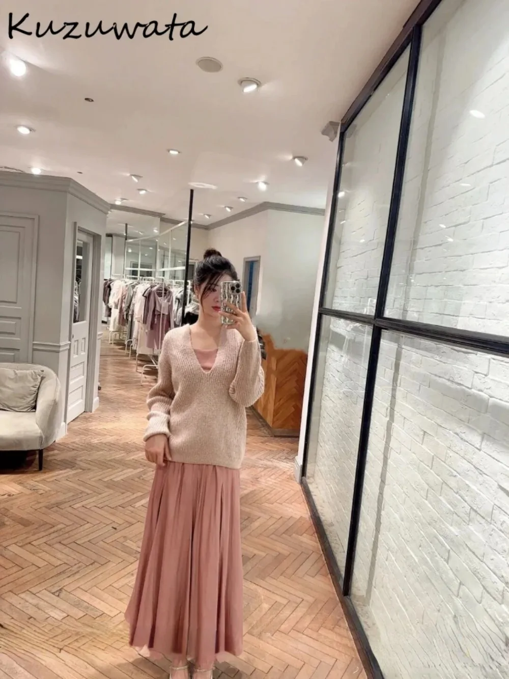 Женский костюм-джемпер с рукавами-фонариками и V-образным вырезом