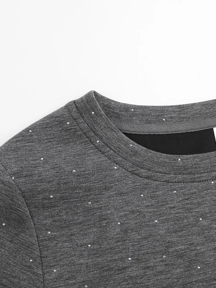 Женское платье-футболка с коротким рукавом круглым вырезом и разрезом