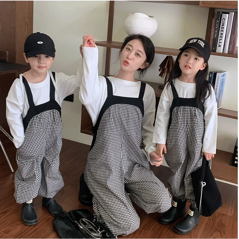 Комбинезон в клетку с подтяжками на весну/осень