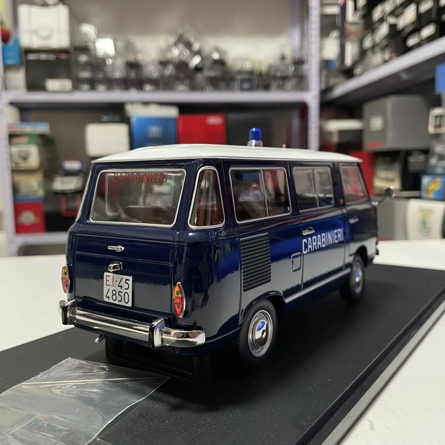 Фото MITICA Масштабная модель 1:18 из литого сплава FIAT 850 Familiare 1970 года, полицейская машина, классическая коллекционная модель, подарок для взрослых, сувенир, статическая модель для демонстрации №3