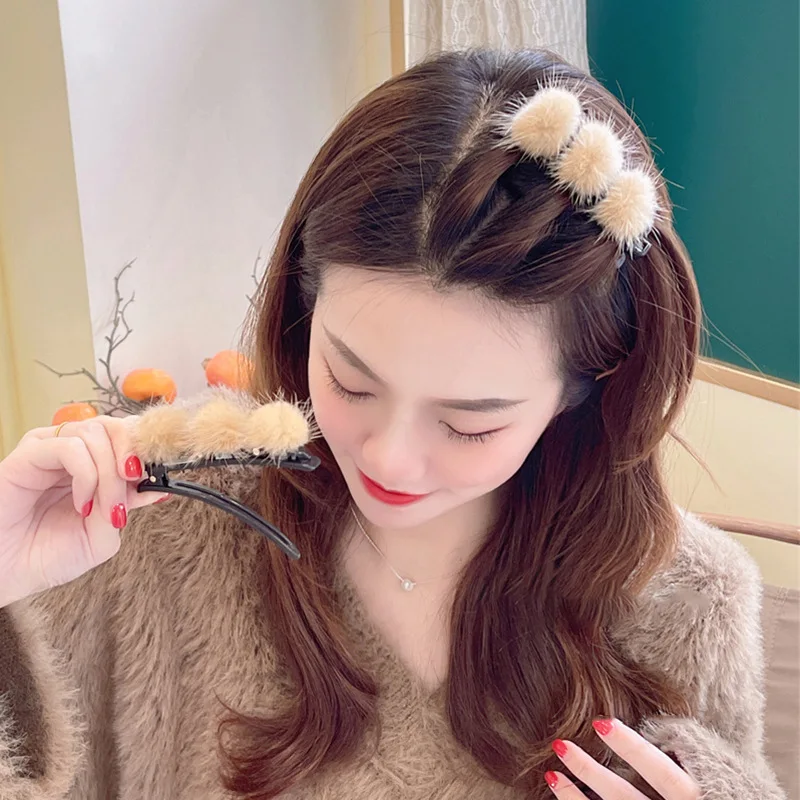 

1pcs Girls Hairpins with Small Fur 3-Pompom Ball Gripper Hairball Pom Hairclips Women Hair Clip Accessories Braid Styling Tools