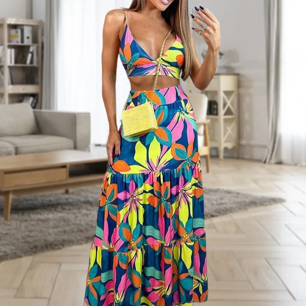 

Летний женский комплект из двух предметов, привлекательный укороченный топ на бретельках с V-образным вырезом и юбка с высокой талией, модны...