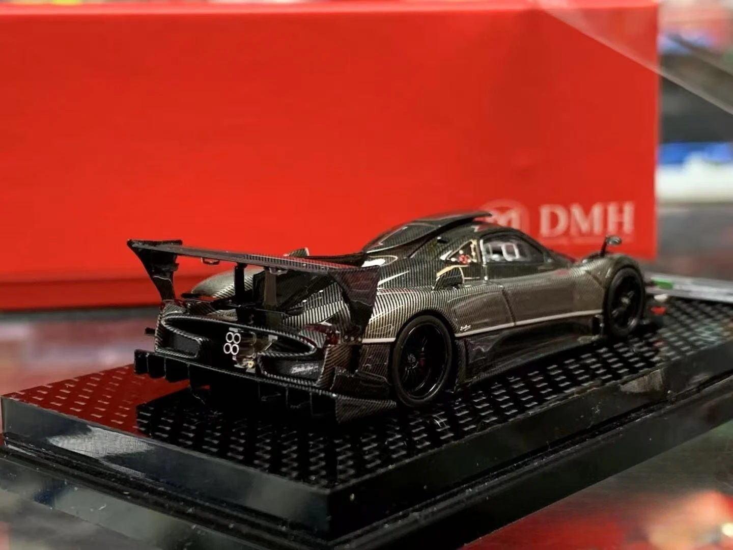 Фото 1:64,DMH Pagani zonda r Grey Carbon Limited Edition, новая на складе, смоляная статическая миниатюрная модель моделирования автомобиля. №5
