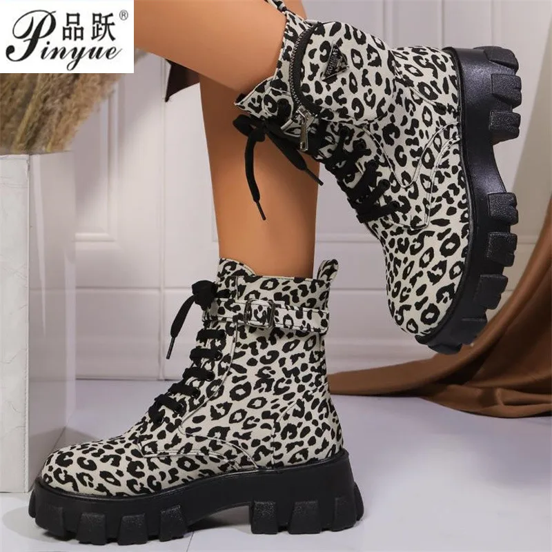 Женские ботинки с леопардовым принтом короткие на толстом каблуке ремешке в