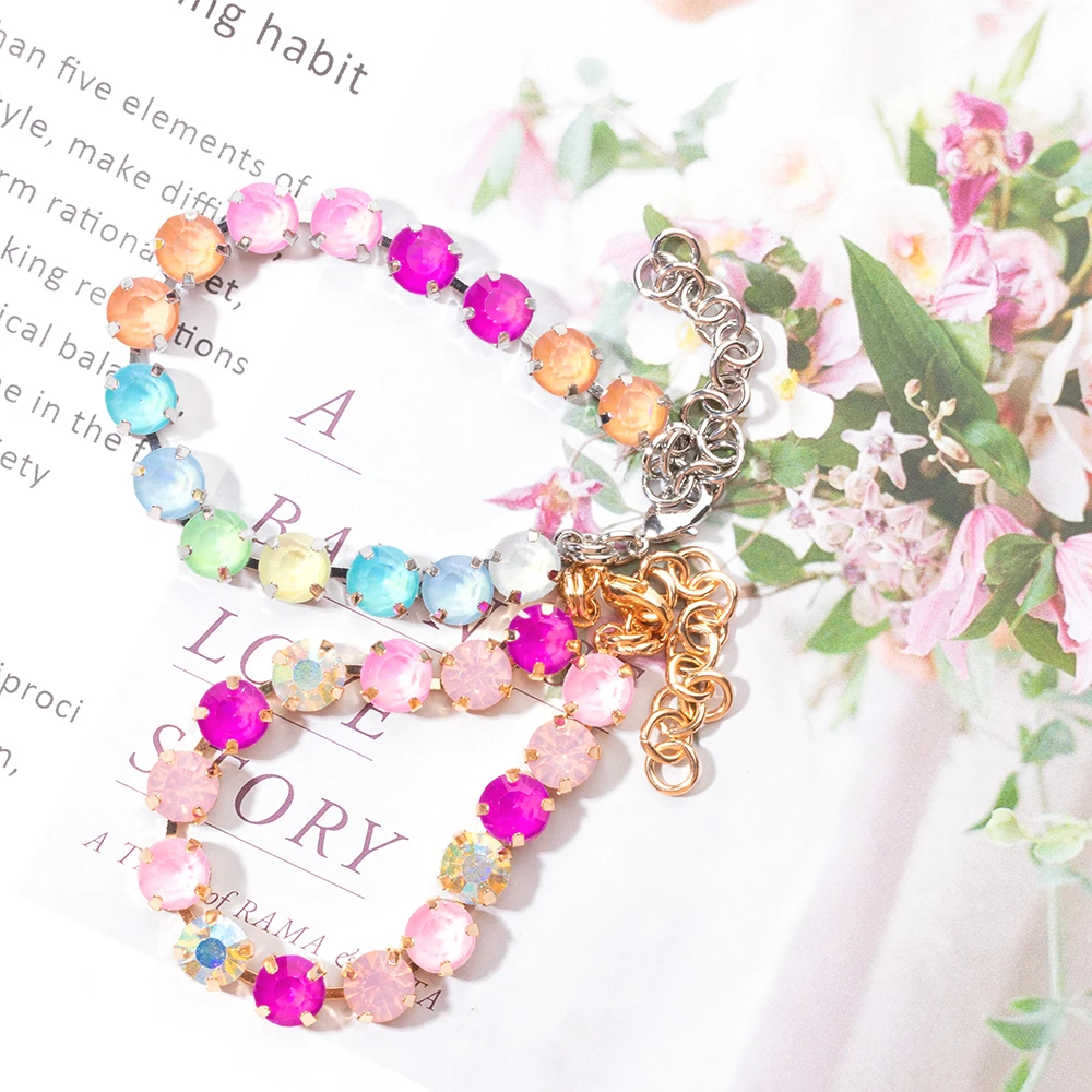 Женский браслет с разноцветными кристаллами золотая и серебряная цепочка