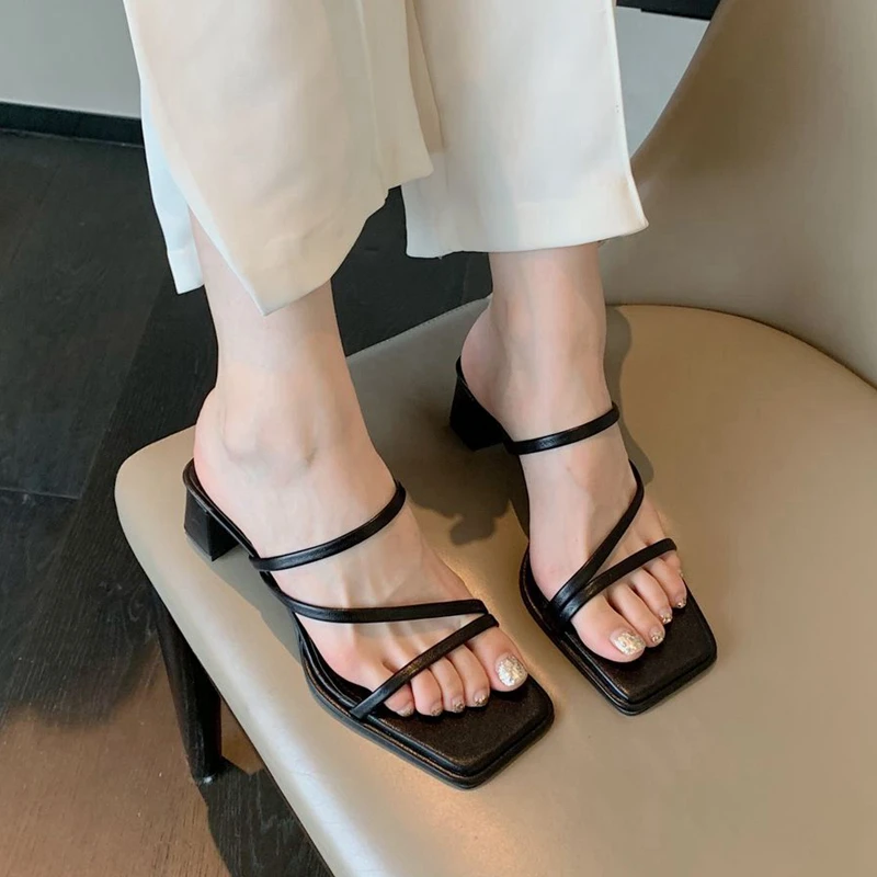 2022 Spring/Summer Square Heel Thick Heel Ribbon Beach Skateboard Temperament Sandals Lady Sandals Black Green Pink Apricot