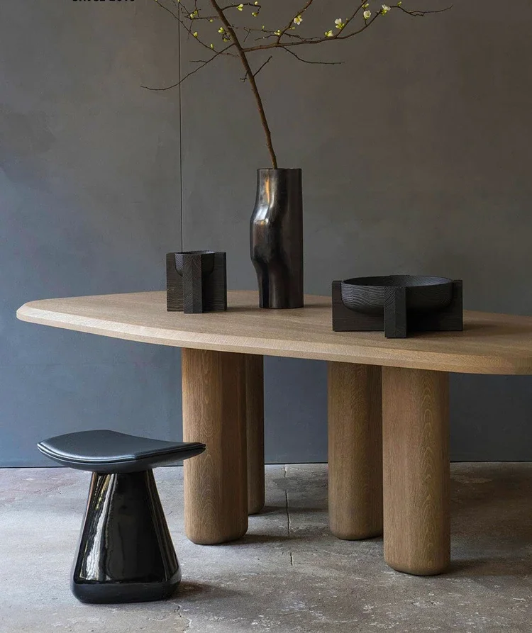 Стол круглый черный из массива дуба с минималистской индивидуальностью