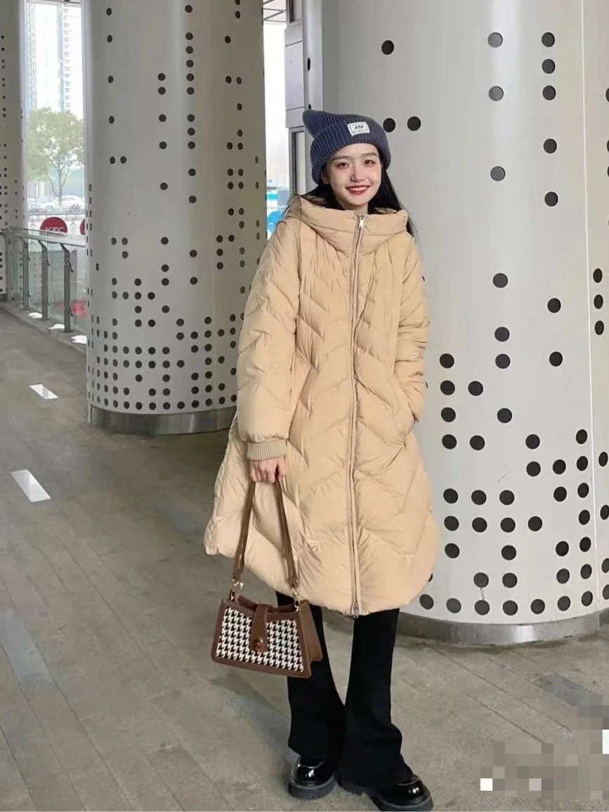 Женский пуховик средней длины зима 2023 с капюшоном и рукавами резьбой корейская