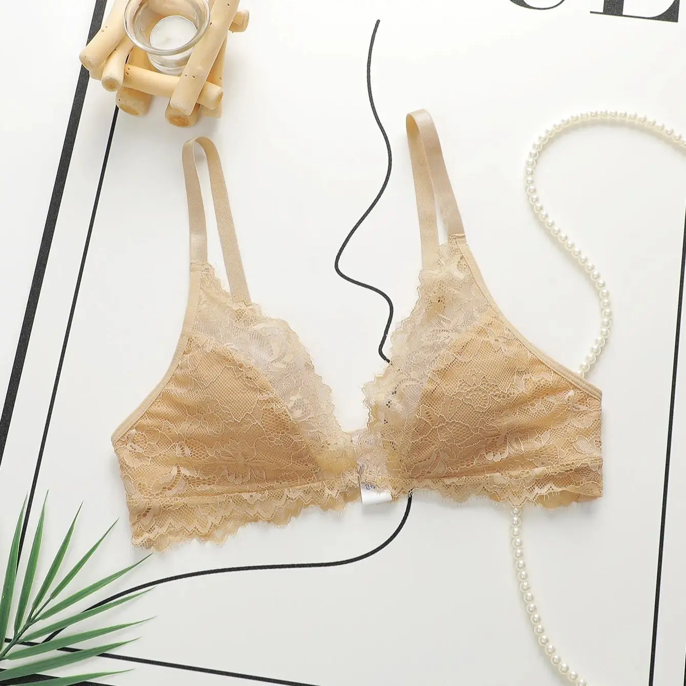 Бюстгальтер пуш-ап без косточек с кружевной застежкой спереди