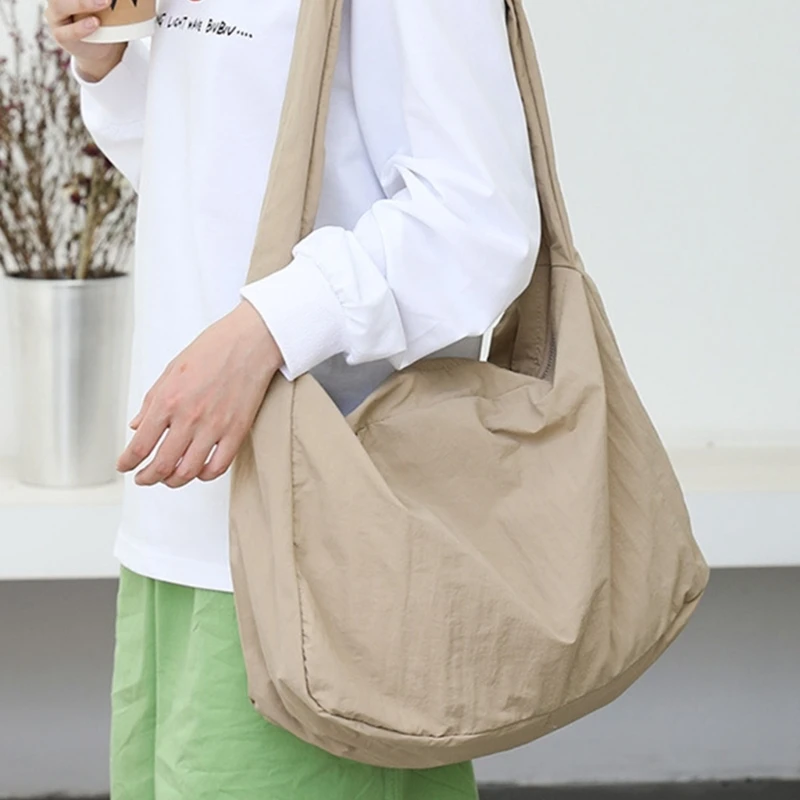 Сумка через плечо в подарок для женщин и девочек однотонная дорожная