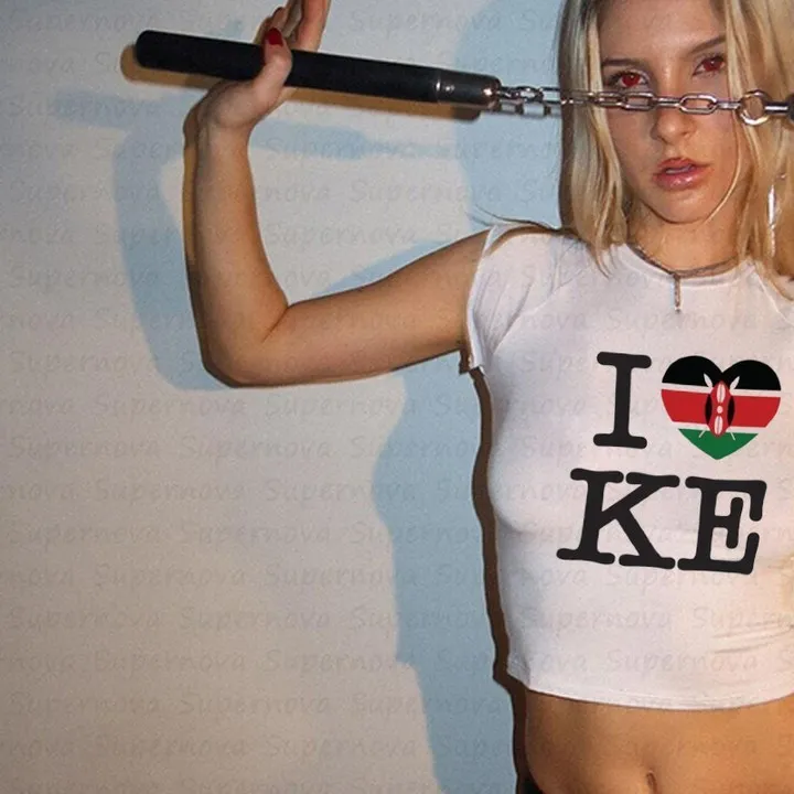 Женская футболка с принтом флага и надписью облегающая суперкороткая в