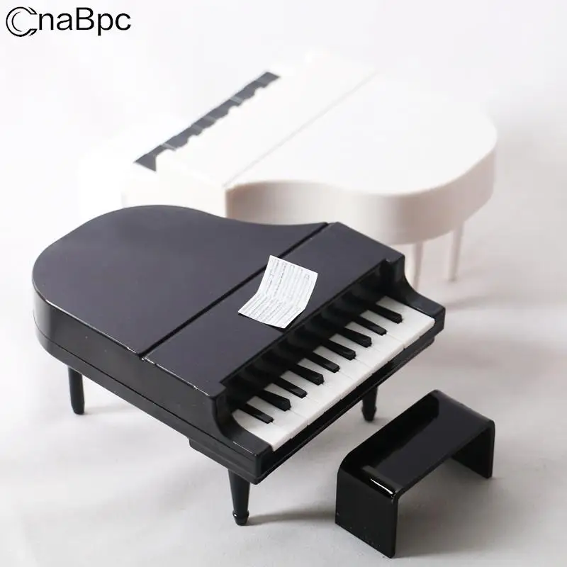 

1/12 миниатюрное пластиковое пианино для кукольного домика со стулом, модель музыкального инструмента для кукольного дома, аксессуары для де...