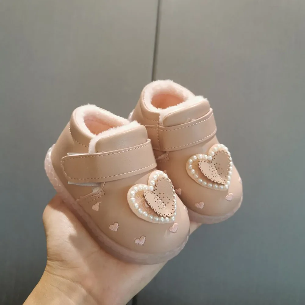 

Зимняя плюшевая обувь для малышей из искусственной кожи, обувь принцессы с жемчугом и сердцем, эргономичная мягкая подошва для младенцев, бархатная обувь для малышей