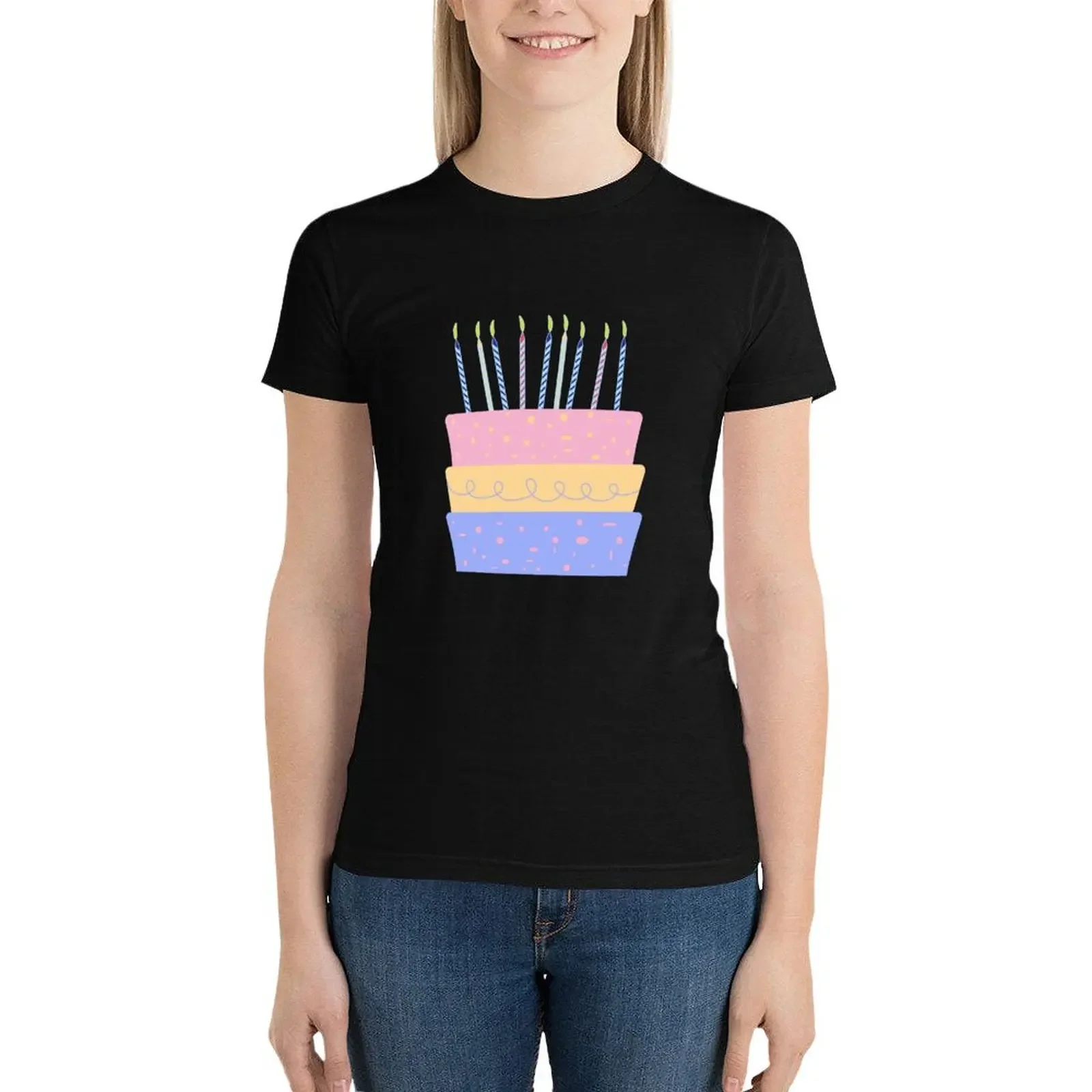 Торт на день рождения со свечами. Красочный торт рождения. Футболка женская
