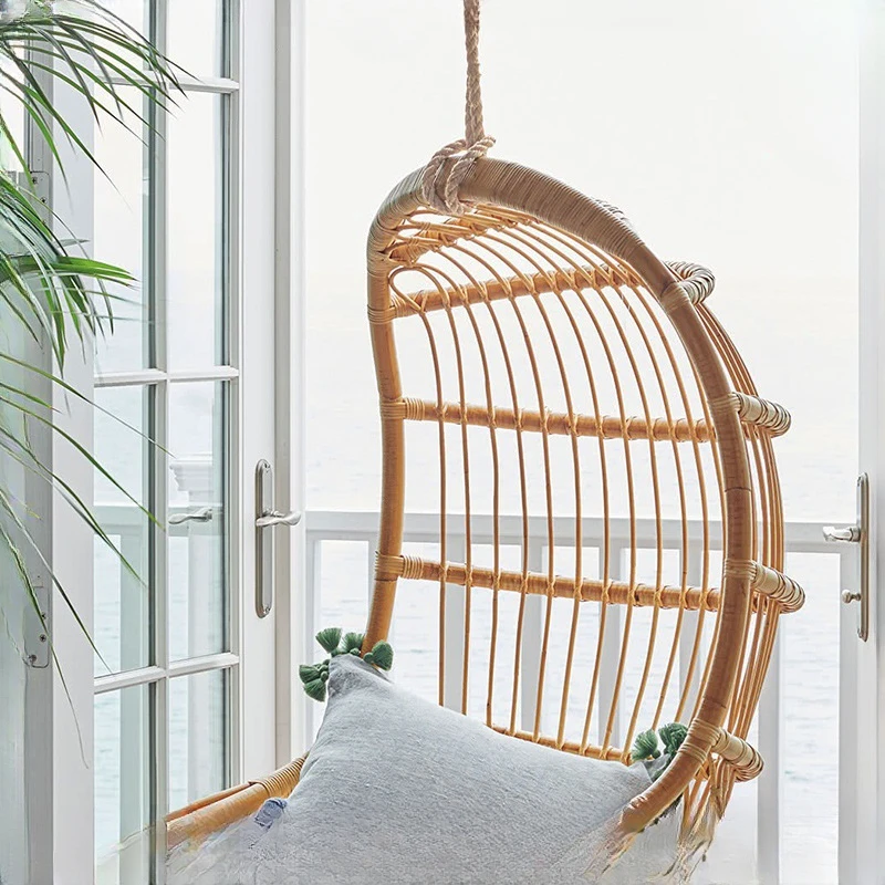 Кресло-качалка из ротанга для отдыха в доме