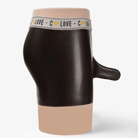 Жігіт пен қыз бірге серуендеп жатыр