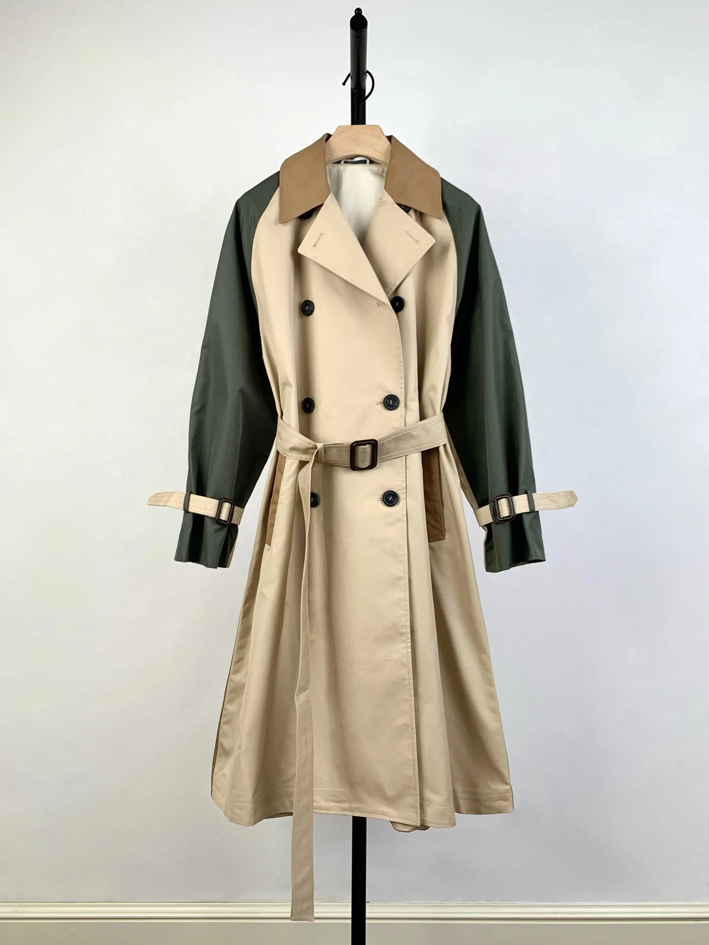 

2023 Autumn and winter new style, color matching trench coat, super beautiful, khaki, coffee three colors splicing,