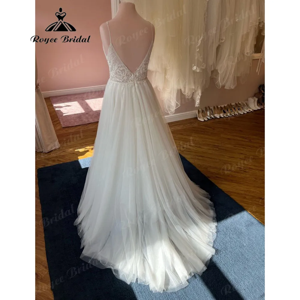 Кружевное свадебное платье в стиле бохо с разрезом по бокам и открытой спиной