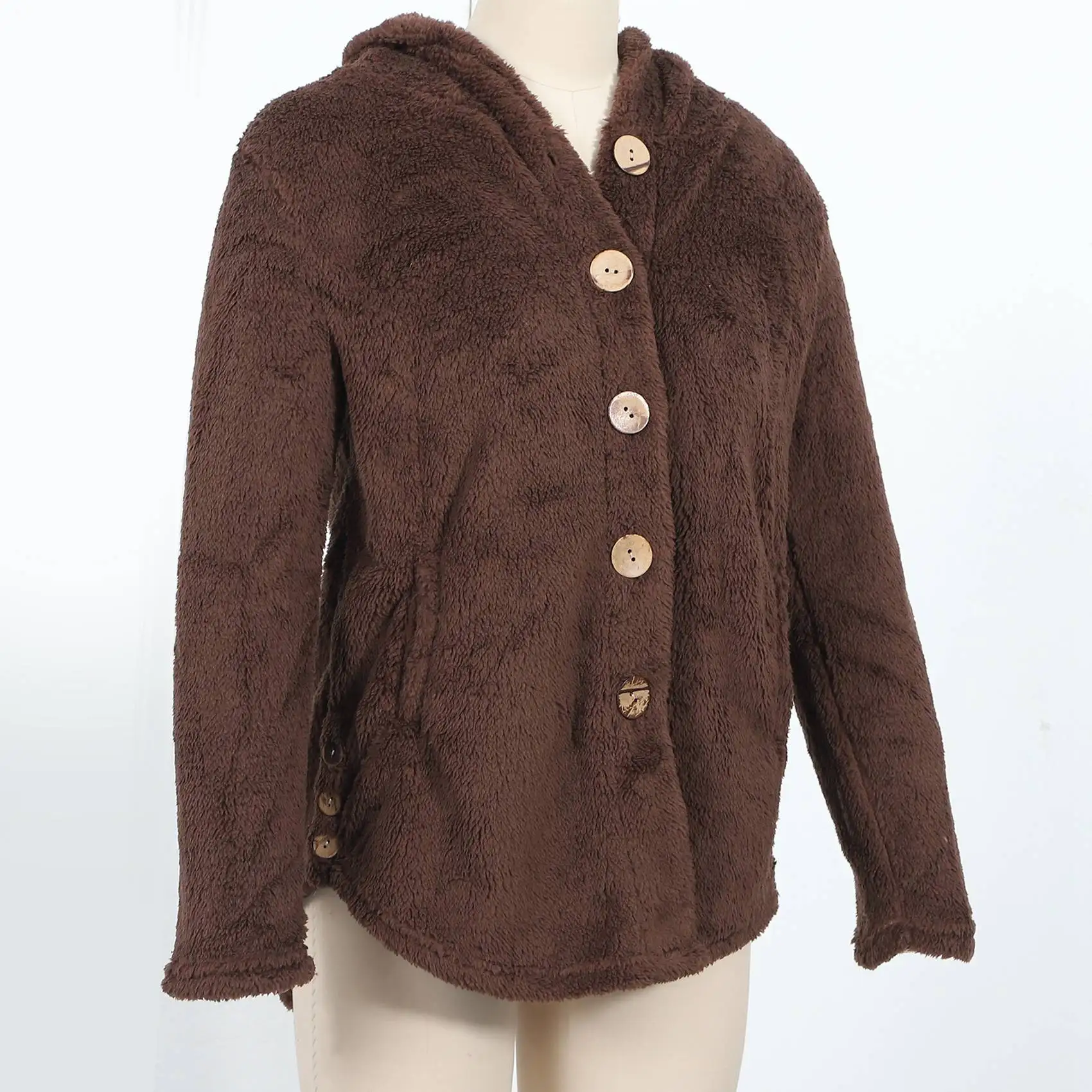 Рисунок 2 - Женское пальто большого размера на пуговицах