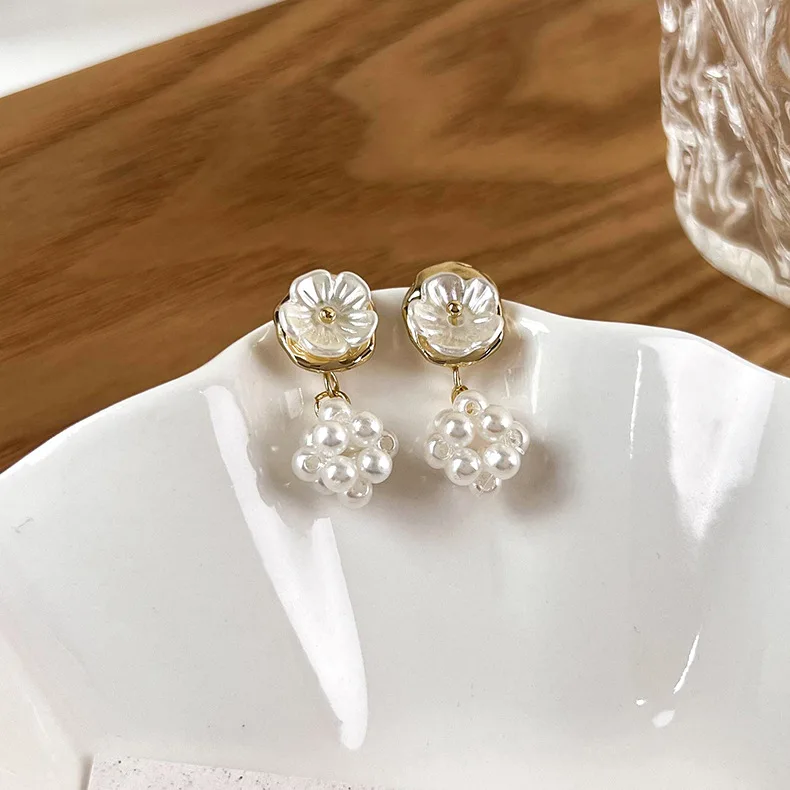 

Japan Korean New Shell Pearl Flower Ball Drop Earrings For Women 2022 Fashion Jewelry Imitation Pearl Boucles d'oreilles