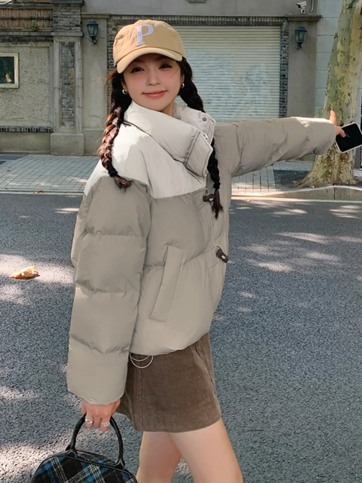 Модный контрастный цвет в стиле пэчворк короткий пуховик на белом утином пуху