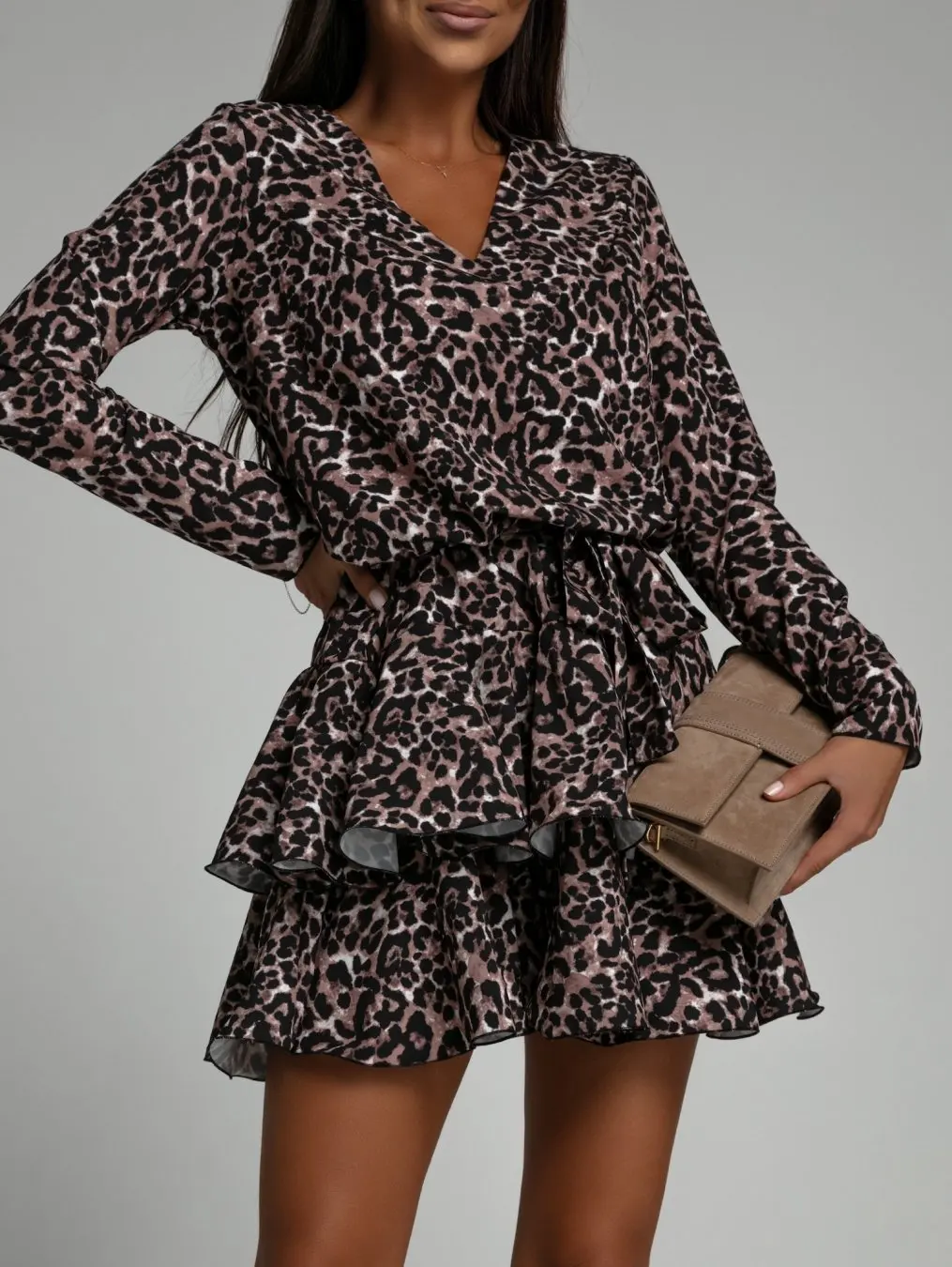 Женское короткое платье с V-образным вырезом и длинным рукавом