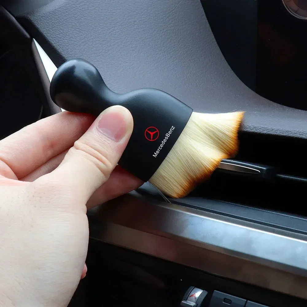 Средство для удаления пыли на приборной панели салона автомобиля мягкая щетка