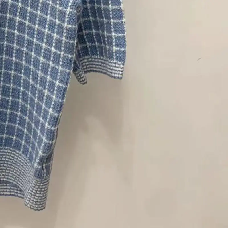 

2023 Early Autumn New Blue and White Color Contrast Plaid Knitted Short-sleeved Round Neck Pullover Top Women