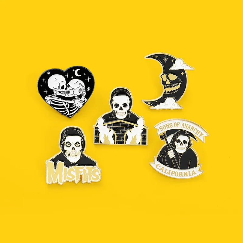 

2PCS European and American new jewelry animation two-dimensional character shape brooch classic death skull alloy brooch badge