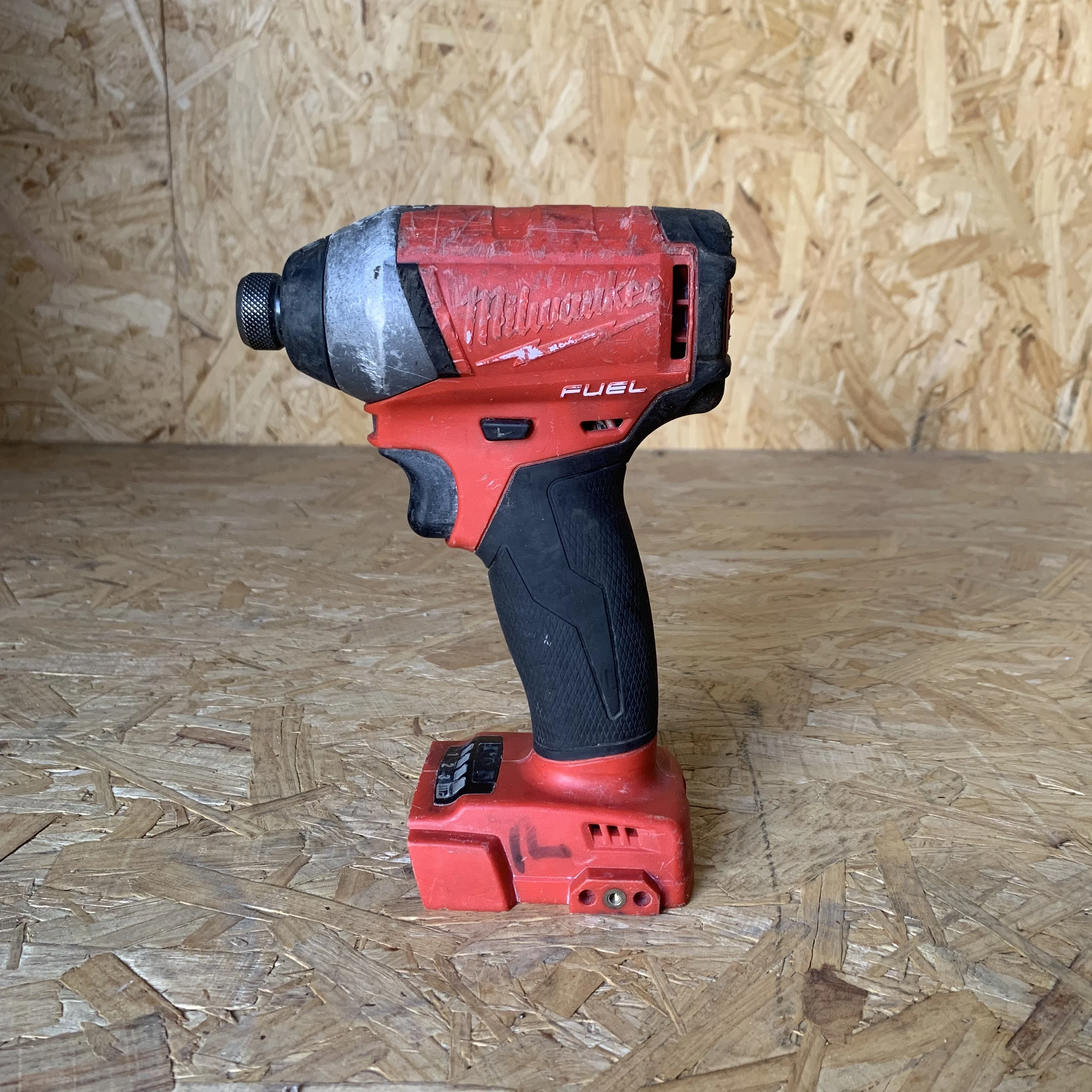 

Беспроводной шуруповерт Milwaukee M18 2753-20 (корпус)