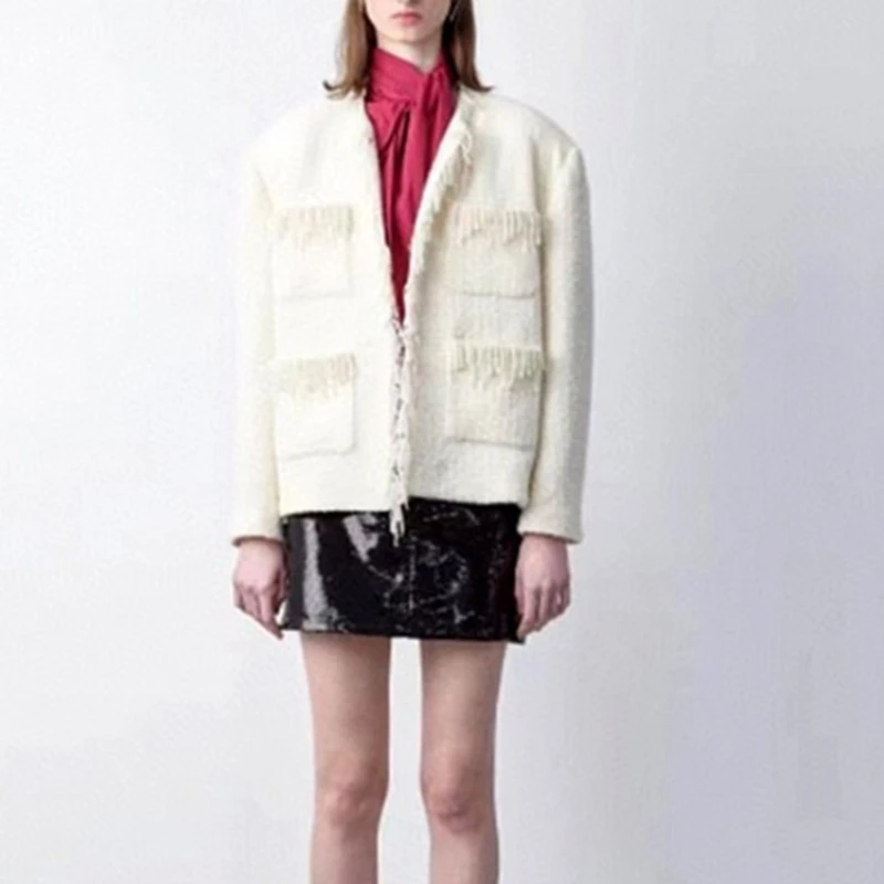 

Женский твидовый пиджак с круглым вырезом и жемчужинами