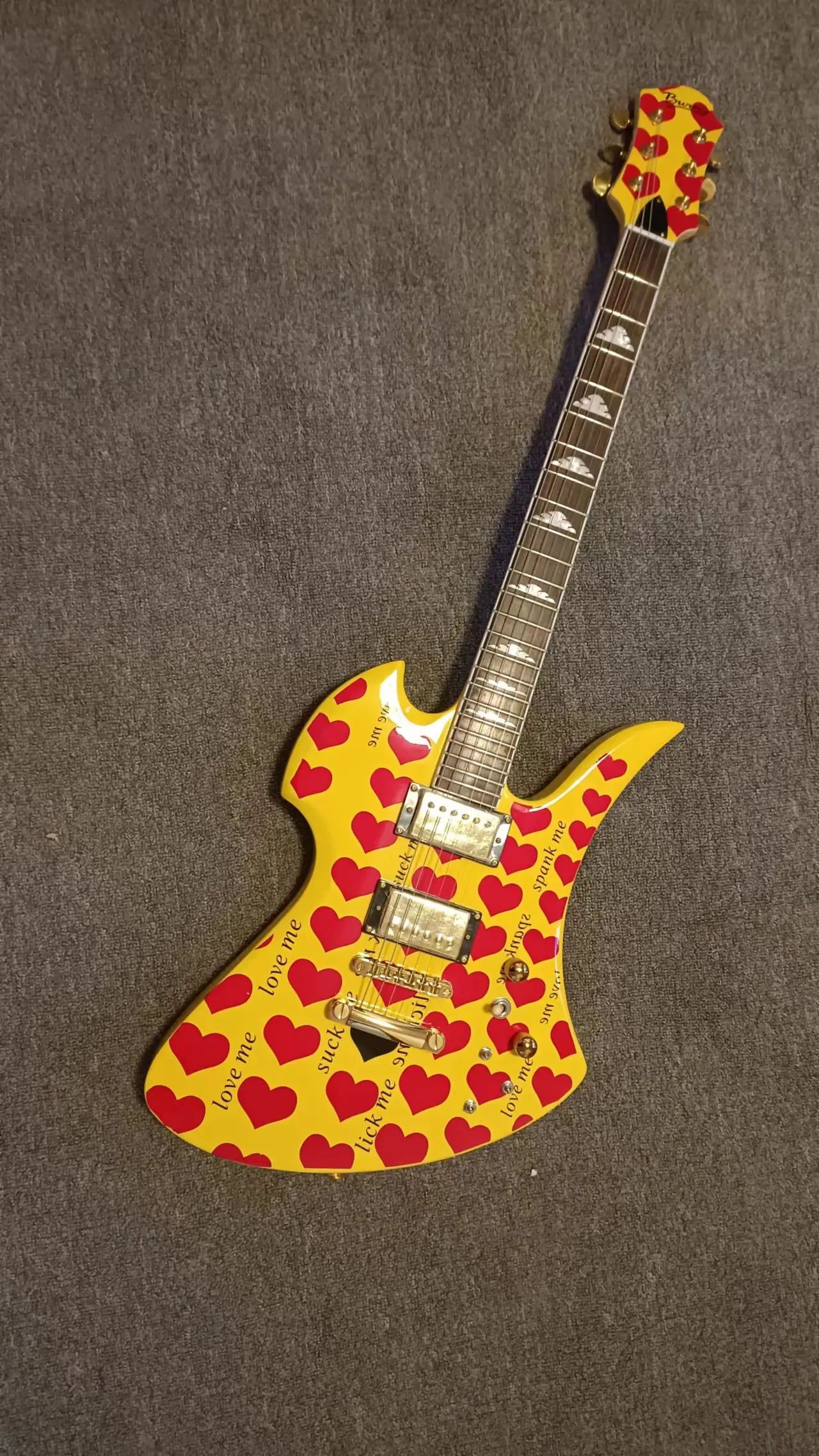 

MG-145 electric guitar, yellow body with red heart pattern, LP Maqiao metal parts, real pictures of the factory, can be modified