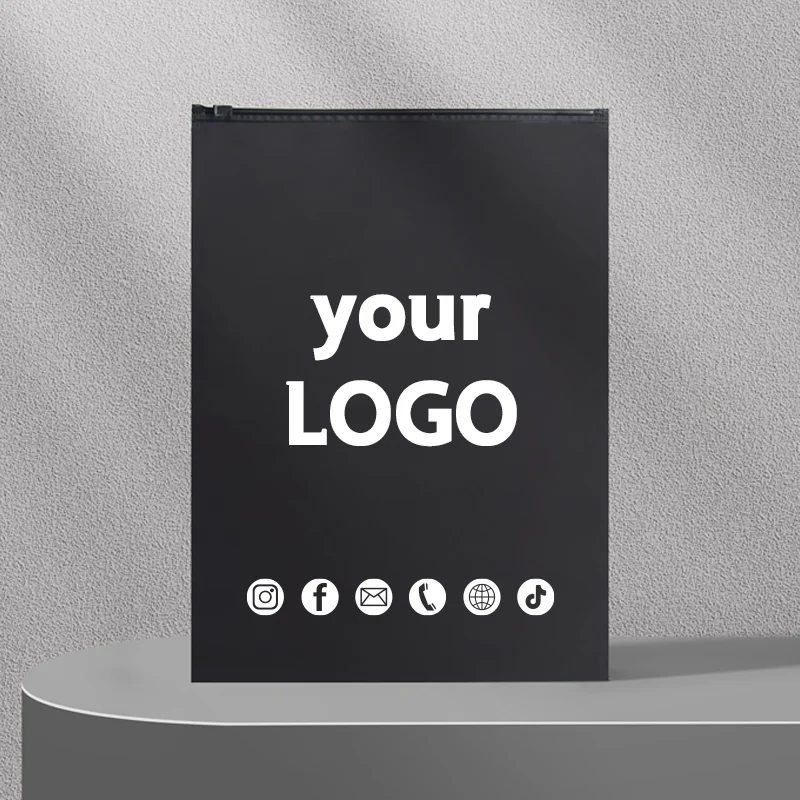 

Матовая сумка на молнии с логотипом