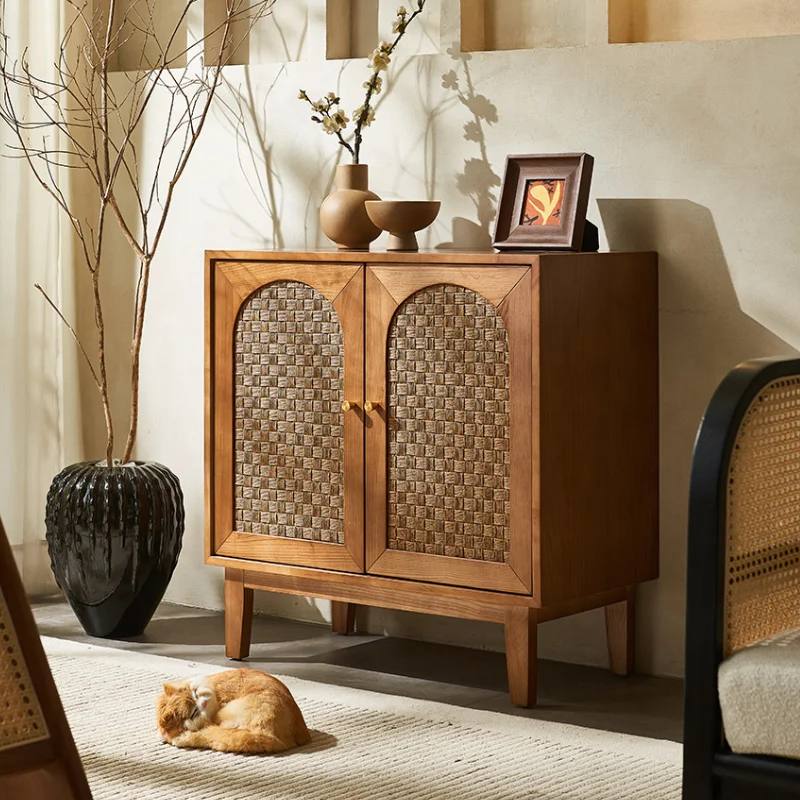 Буфетная мебель для шкафа с декоративными элементами