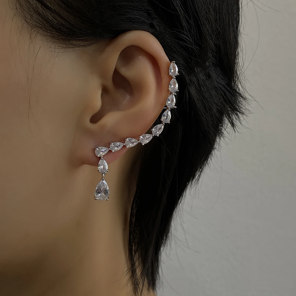 

New Korean Inlay Zircon Earrings Shiny Drill Arc Ear Hanging Clip Earrings for Women Luxury Unusual Single Ear Cuff