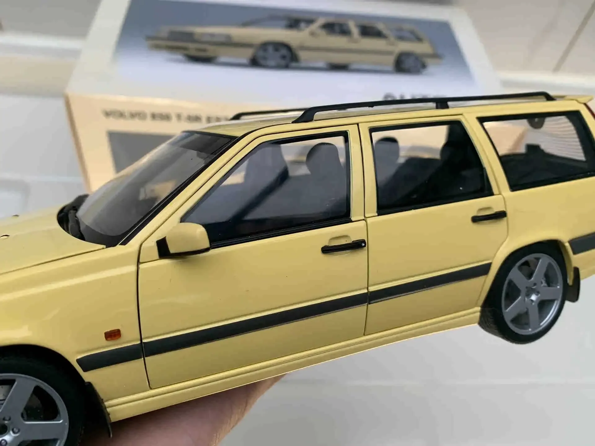 Рисунок 4 - Autoart 1:18 850 T-5R фотожелтая/красная
