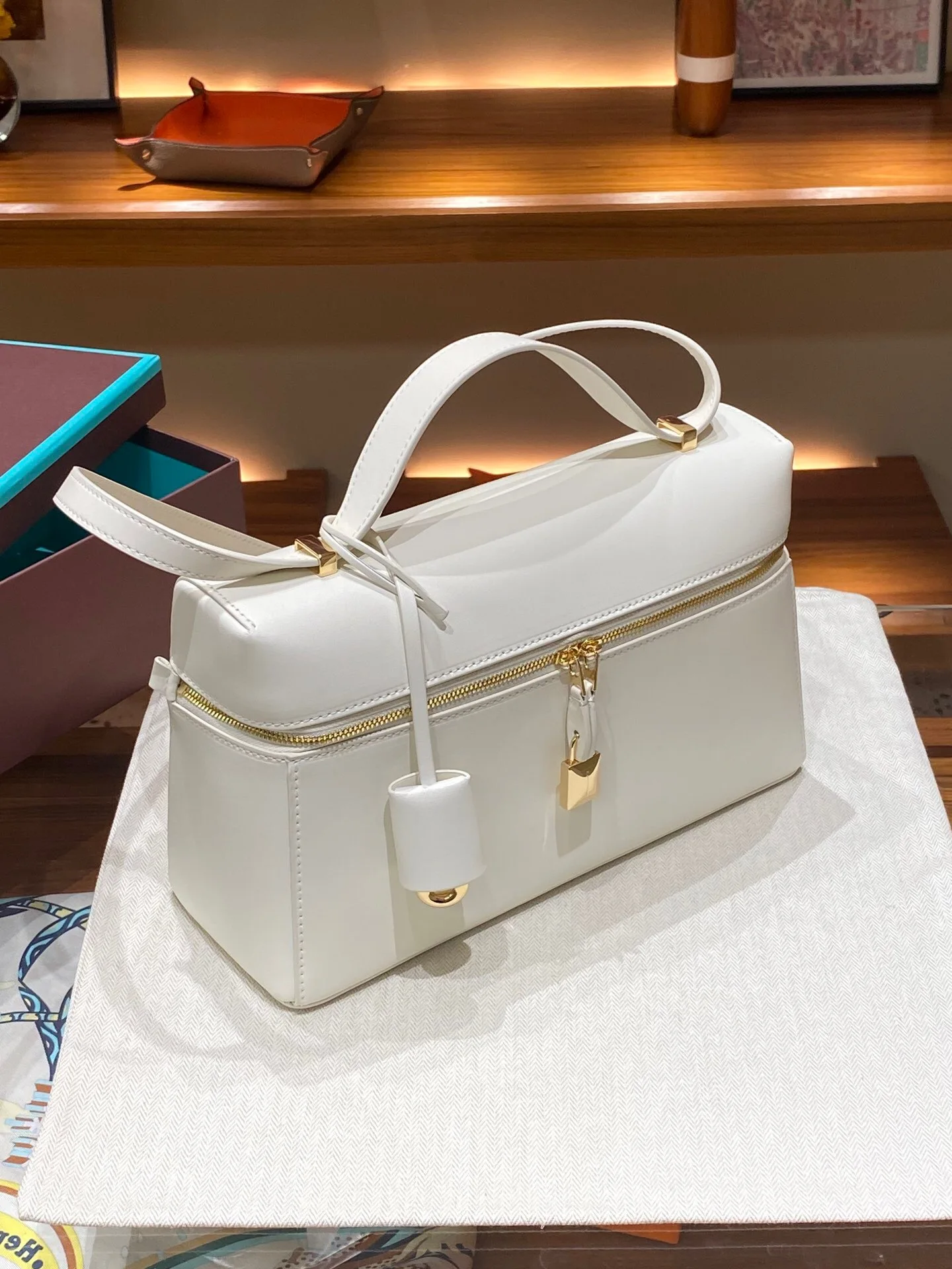 

Cowhide With Lychee loro Commuting Simple Single Shoulder Luxury Designer 2023 Handbag Lunch Box Bag Cosmetic Bag